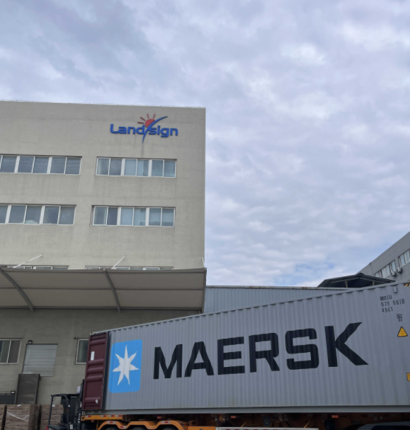 Containerlasting og forsendelse tidlig om morgenen starter ved Landsign