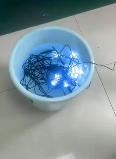 Dekkpærer gjennomgår vanntett testing nedsenket i vann